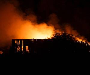 En el polígono industrial del municipio de Ezeiza, en Buenos Aires, Argentina, se registró una explosión que generó llamas de hasta 20 metros y dejó al menos 15 heridos leves. Los detalles en la siguiente galería.