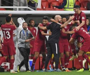Después del partido, una lluvia de zapatos y botellas de plástico cayó también sobre los jugadores cataríes, que festejaban su victoria. Foto / AFP