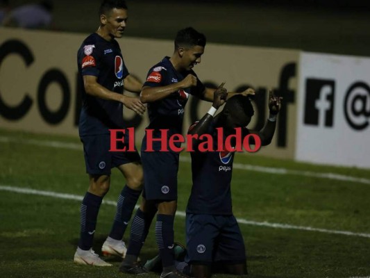 Los jugadores de la Águilas Azules festejan el triunfo de su equipo en el Estadio Nacional de Tegucigalpa. Foto: Johny Magallanes/EL HERALDO.