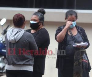 Los angustiados familiares del hombre de 34 años esperaban su cuerpo en las afueras de la morgue capitalina. Foto: Estalin Irías/ EL HERALDO.