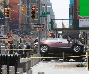 Testigos informaron que el carro iba a toda velocidad en el momento que embistió a los peatones. Foto: AP