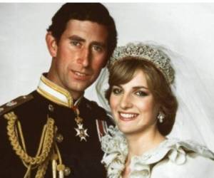 Todo comenzó el día de la boda, el príncipe Carlos usó unas mancuernillas que le regaló su ex, es decir, Camilla Parker Bowles, acción que puso celosa y molesta a Diana.