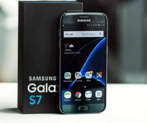 En el puesto número 1 tenemos al Samsung Galaxy S7. Este celular es la definición de lo genial y novedoso, la fecha de lanzamiento fue el 21 de febrero de 2016 y hasta la fecha es considerado como el mejor teléfono celular existente.