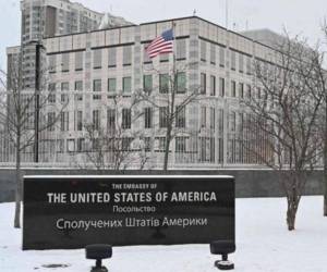 Después de varios meses de haber permanecido cerrada por la tensión del conflicto bélico, la embajada de Estados Unidos en Kiev, Ucrania decide abrir.