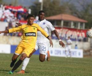 Luis Ordóñez de la Juve de Namasigüe busca una pelota ante Jorge Benguché de Olimpia. Foto: Juan Salgado / Grupo Opsa.