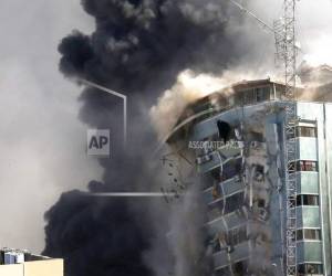 Las imágenes que muestran cómo la torre se viene abajo y queda reducida a una montaña de escombros.Foto: AP.