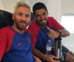 Messi se sacó esta foto con Luis Suárez en el avión del FC Barcelona.