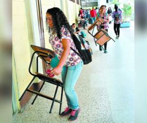 Muchos estudiantes se quejan de la falta de mobiliario en las aulas de clases.