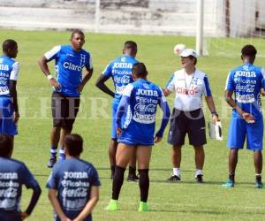 Jorge Luis Pinto brinda las últimas instrucciones a los seleccionados hondureños previo al juego ante México en el Azteca (Foto: Ronal Aceituno/OPSA)