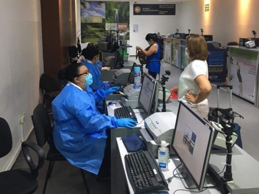 Los hondureños realizaron los trámites ante las dependencias del país ubicadas en las naciones donde se encontraban.