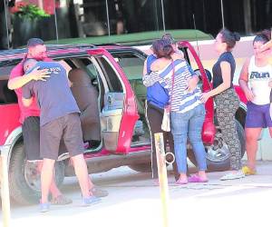 Los familiares se mostraron desconsolados luego que las autoridades forenses les confirmaron que Edwar estaba muerto.