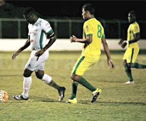 Acción del partido entre Social Sol y Platense en Olanchito. Foto: Javier Rosales / Grupo Opsa.