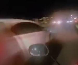 Motociclista logró captar la alta velocidad que llevaba el vehículo que incluso lo rebasó y en apenas dos segundos aparece y desaparece de la toma del video.