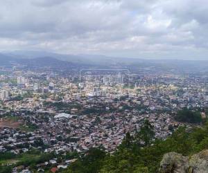 Aunque la mañana de este jueves 25 de junio estará marcada por condiciones mayormente secas en gran parte de Honduras, el panorama cambiará con el avance de las horas debido al ingreso de una onda tropical que favorecerá la formación de lluvias en varias regiones del país.