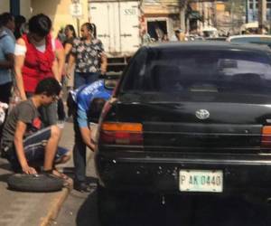 La buena acción de un policía municipal de Tegucigalpa fue capturada en una imagen que se subió a facebook y que rápidamente se viralizó en redes sociales (Foto: Tomada de Facebook)