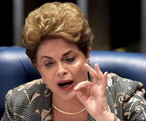 Dilma Rousseff fue acusada de autorizar gastos a espaldas del Congreso y postergar pagos a la banca pública para mejorar las cuentas y seguir financiando programas sociales el año de su reelección y a inicios de 2015 (Foto: AFP)