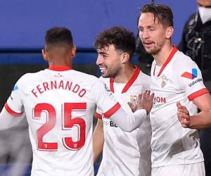 El delantero holandés del Sevilla Luuk De Jong celebra su gol con el español Munir El Haddadi. Foto: AFP