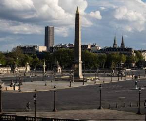 This picture shows the emptyPlace de la Concorde empty in Paris on April 17, 2020, on the 32nd day of a lockdown in France aimed at curbing the spread of the COVID-19 infection caused by the novel coronavirus. (Photo by JOEL SAGET / AFP)