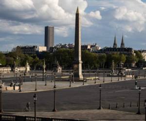 This picture shows the emptyPlace de la Concorde empty in Paris on April 17, 2020, on the 32nd day of a lockdown in France aimed at curbing the spread of the COVID-19 infection caused by the novel coronavirus. (Photo by JOEL SAGET / AFP)