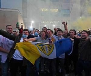 Bielsa ha sido seguido por un multitudinario séquito de incondicionales hinchas y por la prensa local, que en esta ocasión destacó el ascenso a la Premier League del Leeds. Foto: AFP.
