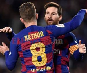Arthur felicita a Leo Messi por su doblete en el Camp Nou al Leganés. Foto: Agencia AFP.