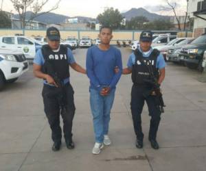 José Adonis Umaña, de 22 años de edad, siendo escoltado por elementos de la Policía Nacional. (Foto: Cortesía Policía Nacional)