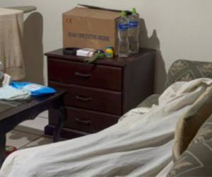 De acuerdo con los testimonios, el adulto mayor residía en un cuarto que le había sido prestado por personas de la casa, debido a que no contaba con un lugar propio donde vivir.