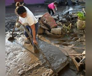 Lo primero que hicieron al regresar fue limpiar los escombros. Foto: AFP