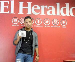 Maynor Mc, visitó la sala de redacción de Diario EL HERALDO para presentar su nuevo disco “Cantando para ti”, el cual contiene 14 temas incluyendo 'El amor no es para mi', en el que debuta con nuevo género musical.