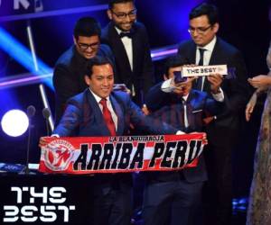Los aficionados peruanos recogiendo el premio a mejor afición de la FIFA.