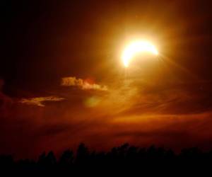 Una experiencia bonita, surreal y gracioso fueron algunas de las expresiones que usaron aquellos que acudieron este miércoles a las orillas del río Tajo en Lisboa para observar el eclipse solar, una experiencia que muchos intentaron inmortalizar con sus teléfonos móviles.