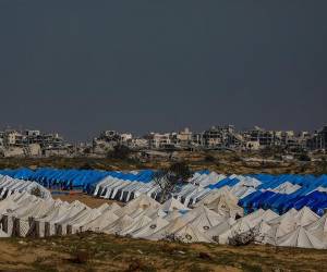 Palestinos preparan un campamento para albergar a familias palestinas desplazadas en la zona de Netzarim, ubicada entre la parte sur de la ciudad de Gaza y la franja central de Gaza, en medio de un alto el fuego entre Israel y Hamás. Alrededor de 1.9 millones de personas en Gaza, casi el 90 por ciento de la población, han sido desplazadas desde que comenzó el conflicto entre Israel y Hamás en octubre de 2023, según la ONU.