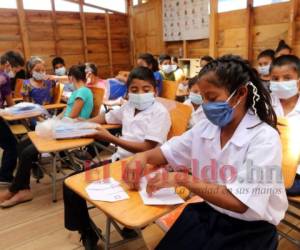 La Secretaría de Educación anunció que estiman iniciar el año lectivo 2022 con la modalidad de semipresencialidad en el 100% de centros educativos, siempre y cuando disminuyan los casos de covid. Foto: EL HERALDO.