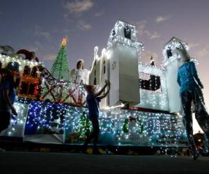 La creatividad de las carrozas encendió el espíritu de la Navidad en la ciudad. Foto: Fredy Rodríguez.
