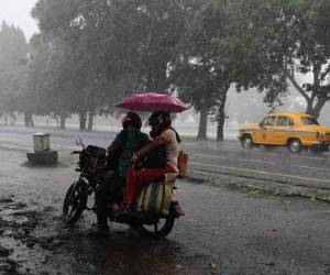 El centro de huracanes indicó que la tormenta podría generar oleadas peligrosas y fuertes corrientes en los próximos días. (Foto: AFP)