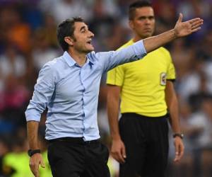 Barcelona's coach Ernesto Valverde gestures during the second leg of the Spanish Supercup football match Real Madrid vs FC Barcelona at the Santiago Bernabeu stadium in Madrid, on August 16, 2017. / AFP PHOTO / GABRIEL BOUYS