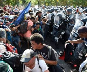 Autoridades migratorias mexicanas informaron que el lunes detuvieron a otros 2,000 migrantes en situación irregular y que cientos de ellos ya habían sido devueltos a sus países. Foto: AFP.