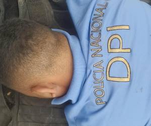 El agente de policía fue trasladado a bordo de una patrulla, pero desafortunadamente ya no presentaba signos vitales.