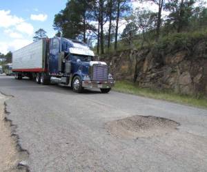 Enormes agujeros decoran la CA-6. Foto EL HERALDO