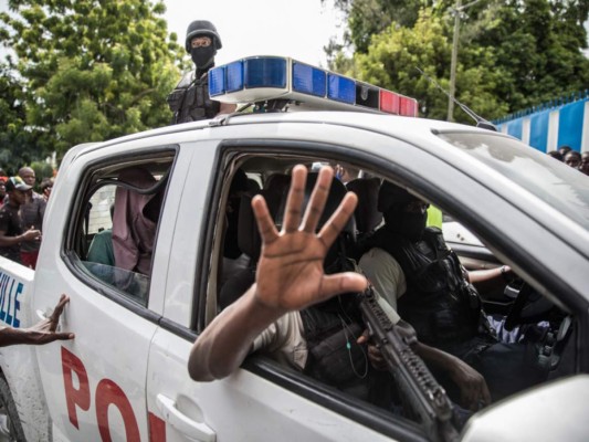 Las autoridades arrestaron a 15 colombianos y a los dos estadounidenses de origen haitiano. Foto: Agencia AFP.