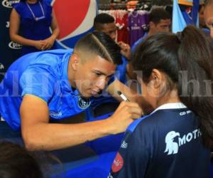 Kevin López, jugador de Motagua, en la firma de autógrafos. (Foto: Ronal Aceituno / Grupo Opsa)
