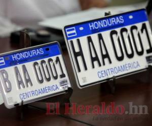 En la capital aún se observan automóviles sin placas o con la placa anterior; el IP invita a los conductores a solicitar su nueva placa.