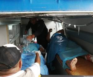 Momento en el que uno de los heridos era bajado de la ambulancia en el IHSS.