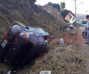EL vehículo quedó dado vuelta a la orilla de la calle. Foto: Alex Pérez/EL HERALDO