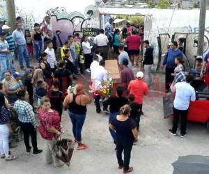 Momentos en que familiares y amistades ingresan el féretro de Keyly Vásquez al cementerio de la colonia La Travesía.