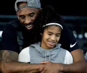 En foto de archivo del 26 de julio del 2018, Kobe Bryant y su hija Gianna observan el campeonato nacional de natación de Estados Unidos en Irvine, California.
