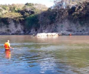 Los miembros del Cuerpo de Bomberos mientras realizaban la búsqueda. Foto: Cortesía