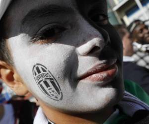 La pasión por la Juventus la lleva desde que nació, asegura este jovencito... (Fotos: Agencias/AP/AFP)