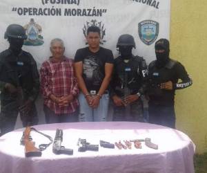 Los detenidos fueron presentados a los medios de comunicación por miembros de Fusina.