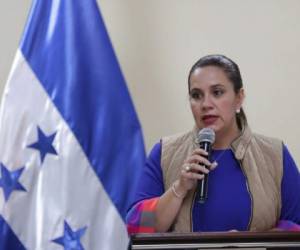 La Primera Dama de Honduras, ana García de Hernández durante la conferencia de prensa.